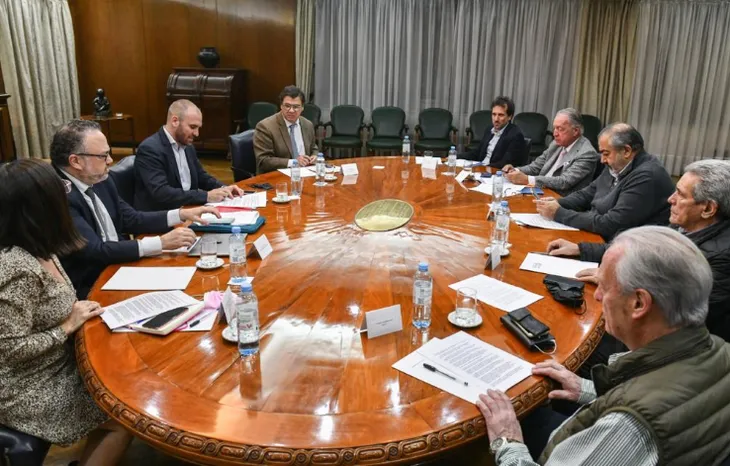 Definen adelantar paritarias y sumar 50 productos a la canasta alimentaria