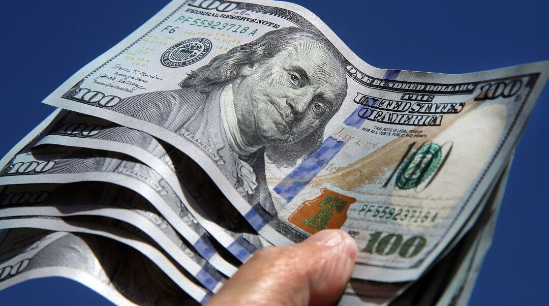 Récord histórico para el dólar blue, que cotizó en 230 pesos