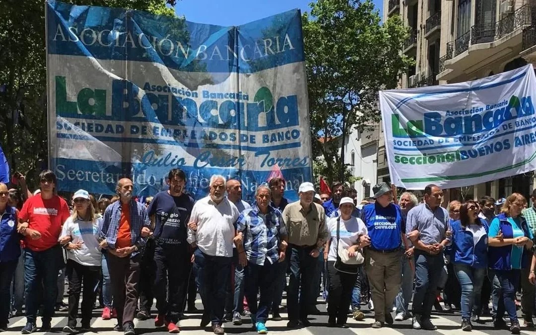 Paran los bancarios y marchan junto con la CGT