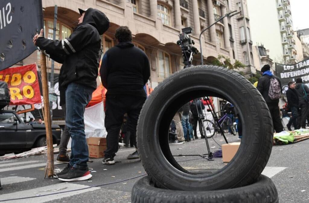 Conflicto sindical: Massa podría habilitar la importación de neumáticos