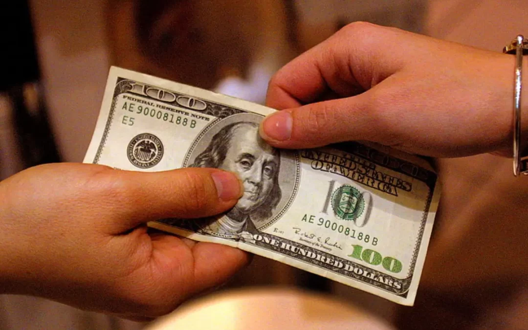 El dólar blue cotiza a 450 pesos para la venta