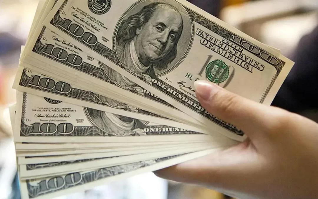 El blue cierra la semana cerca de la barrera de los 500 pesos